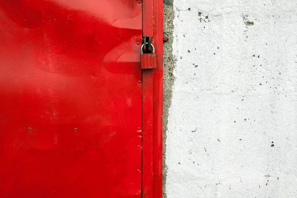 Textuur Van Een Oude Rode Deur Gesloten Met Hangslot Close — Stockfoto