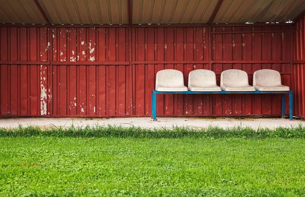 サッカー選手 日中台無しのためのベンチ — ストック写真