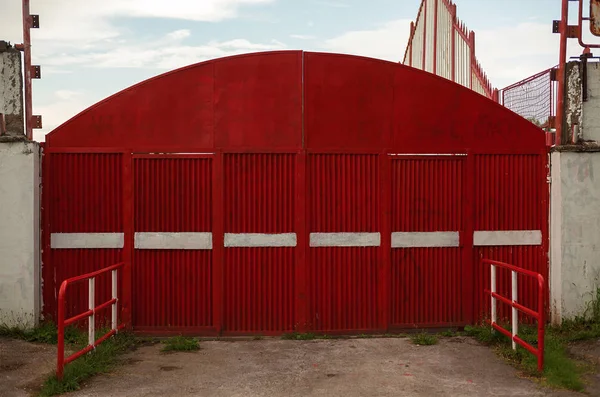 Hlavní Vchod Malé Fotbalový Stadion Velké Červené Kovové Dveře Vrata — Stock fotografie