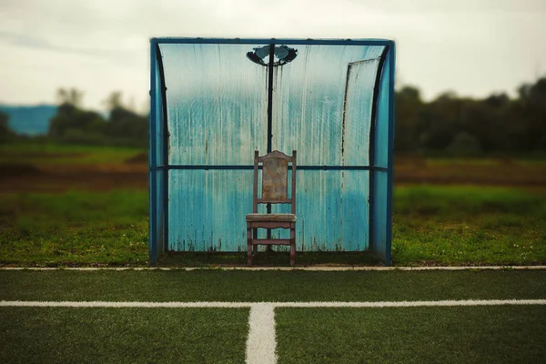 Bir Küçük Futbol Avluya Yargıç Için Boş Eski Sandalyeye Closeup — Stok fotoğraf