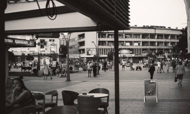 Cacak, Sırbistan - 09 Ağustos 2018: Yaz, kaldırımlar, binalar bilgileri sırasında şehrin merkezine. 