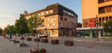 Cacak, Sırbistan - 09 Ağustos 2018: Yaz, kaldırımlar, binalar bilgileri sırasında şehrin merkezine. 