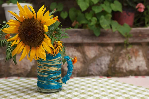 古い国内テーブル陶磁器のコップの鮮やか黄色のヒマワリの詳細 — ストック写真