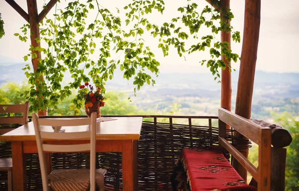 Životní Styl Srbské Vesnice Prázdné Dřevěný Balkon Domácnosti Stolem Židlemi — Stock fotografie