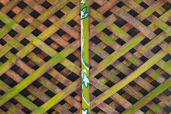 Интересная Текстура Забора Тонких Досок Окрашенных Зеленый Цвет — стоковое фото
