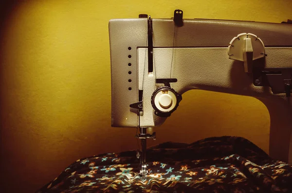 Vista Perto Uma Antiga Máquina Costura Elétrica — Fotografia de Stock