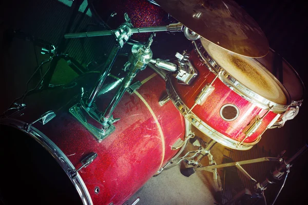 Old Dusty Drum Kit Dark Room — Stock Photo, Image