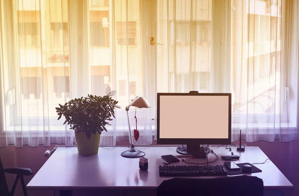 Trabajo Casa Mesa Oficina Vacía Con Computadora Detrás Ventana Imagen De Stock