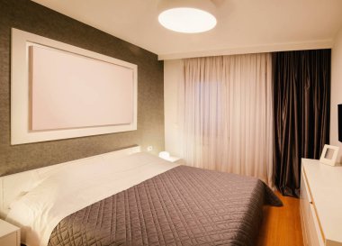 İç küçük otel veya ev yatak odası, modern mobilyalar ve oda dekorasyon. 