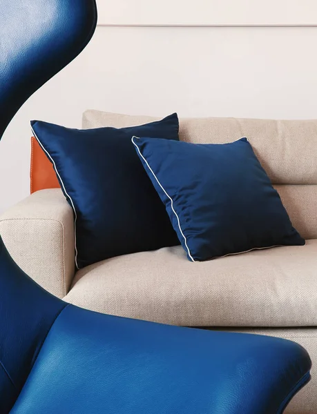 Detaljer För Moderna Läderfåtölj Förgrunden Och Säng Med Kuddar Bakgrunden — Stockfoto