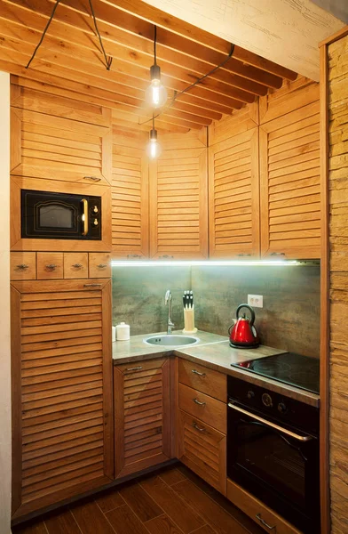 Εσωτερικό Του Ένα Μικρό Διαμέρισμα Ξύλινα Έπιπλα Και Διακόσμηση — Φωτογραφία Αρχείου