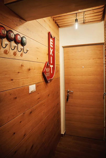 小公寓入口木墙 装饰细节 — 图库照片