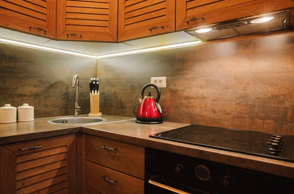 Küçük Bir Apartman Kahverengi Ahşap Parçaları Ile Mutfak Ayrıntılarını Stok Fotoğraf
