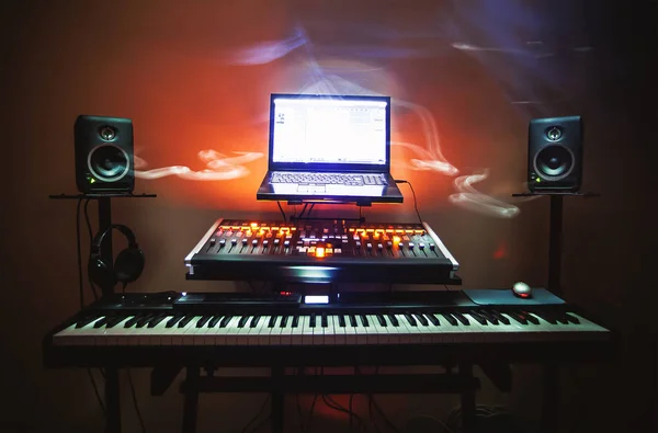 Vista Perto Estúdio Música Caseira Moderna Pequena Teclado Console Mistura — Fotografia de Stock