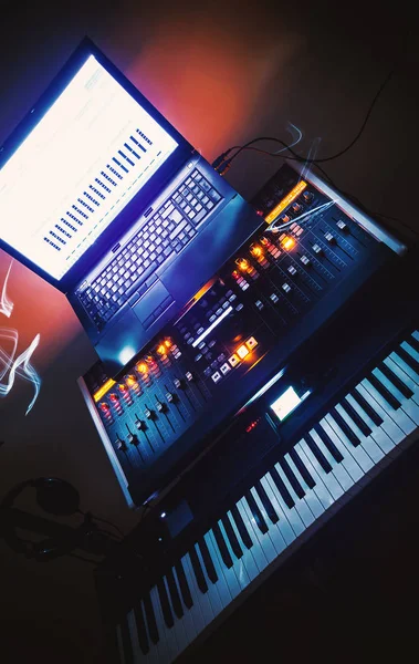 Современное Музыкальное Оборудование Микшерная Консоль Ноутбук Клавиатура — стоковое фото
