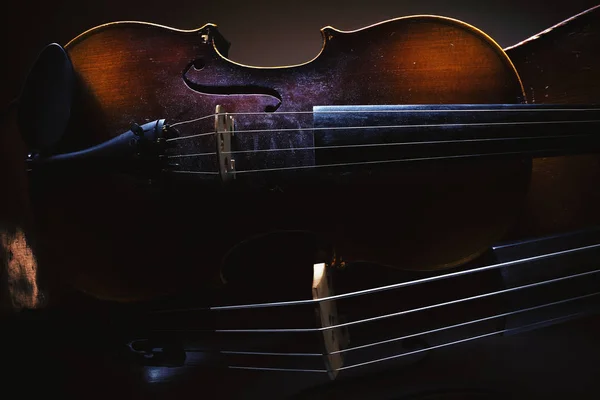 ヴァイオリンとチェロ 強調された形やテクスチャを詳細します — ストック写真