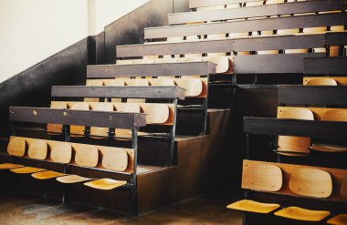 Gündüzleri, closeup görünümü ahşap sandalye üzerinde eski bir amfitiyatro boş koltuk.