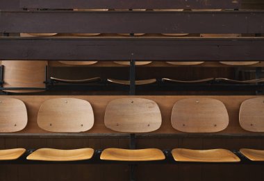 Gündüzleri, closeup görünümü ahşap sandalye üzerinde eski bir amfitiyatro boş koltuk.