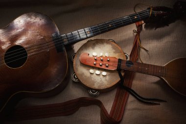 Özgün Balkan dize ve vurmalı çalgılar, parçası Sırp, Hırvat ve Macar gelenek ve folklor. 