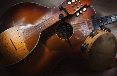 Özgün Balkan dize ve vurmalı çalgılar, parçası Sırp, Hırvat ve Macar gelenek ve folklor. 