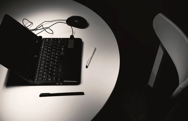 黒と白の白いテーブルに古くて小さいノート パソコン — ストック写真