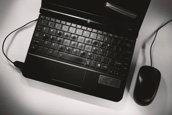 Vieux Petit Ordinateur Portable Sur Table Blanche Noir Blanc — Photo