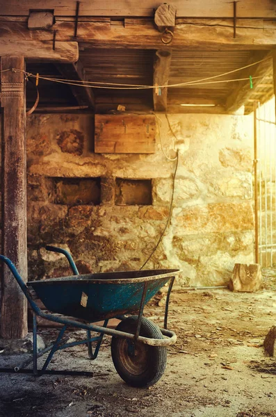 Scena Mattutina Villaggio Serbia Sotto Balcone Carrelli Legno — Foto Stock