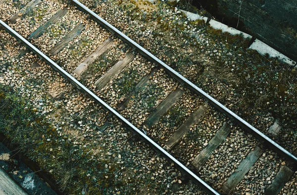 Abstrakte Komposition Aus Eisenbahnschienen Felsen Und Grünem Moos — Stockfoto