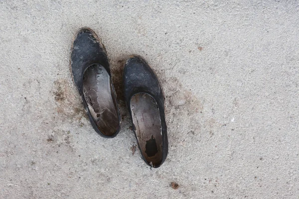 Vista Cerca Unos Zapatos Goma Viejos Sucios Sobre Asfalto Composición —  Fotos de Stock