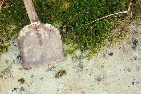 旧的和肮脏的铲子在柏油路上 场景从一个村庄的生活 — 图库照片