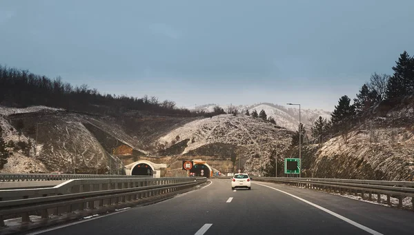 Zimní Scéna Pěkný Výhled Vozu Jízdy Dálnici Před Tunely — Stock fotografie