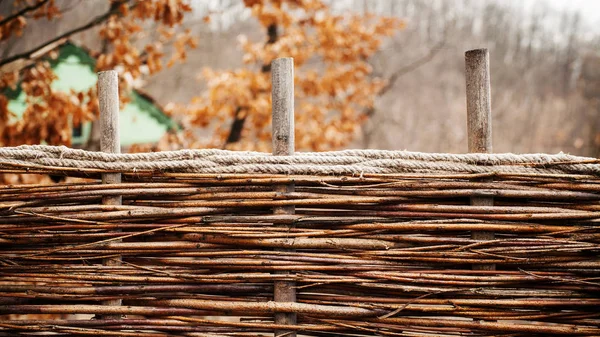 Dorfzaun aus Ästen — Stockfoto