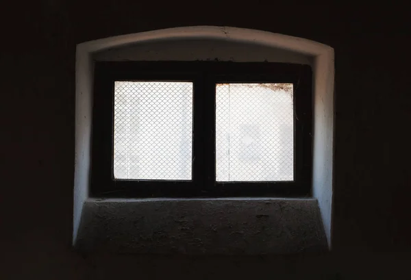 Παλιό παράθυρο σκοτεινό και βρώμικο — Φωτογραφία Αρχείου