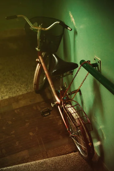 Bicicleta vieja en edificio Hall — Foto de Stock