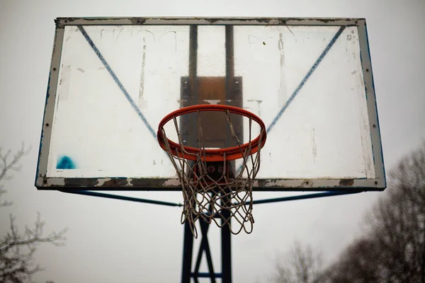 Старое баскетбольное кольцо — стоковое фото
