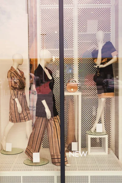 Окно магазина моды — стоковое фото