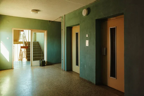 Devant les ascenseurs du bâtiment — Photo