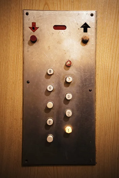 오래 된 엘리베이터 버튼 — 스톡 사진
