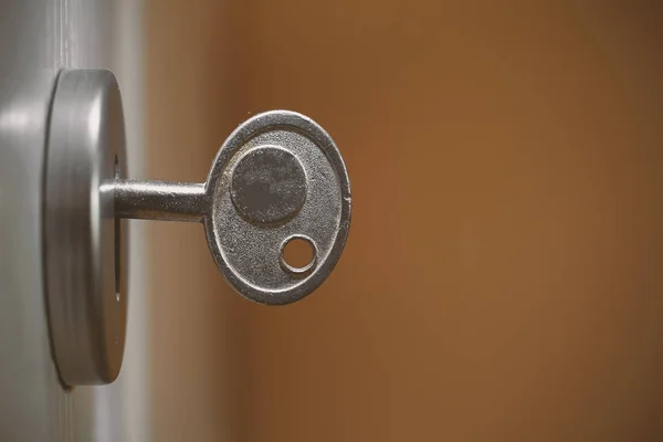 Chave simples na fechadura da porta — Fotografia de Stock