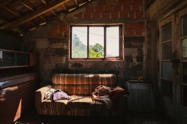 eski terk edilmiş köy evi