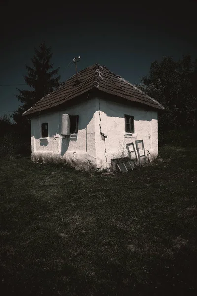 Старый деревенский дом — стоковое фото