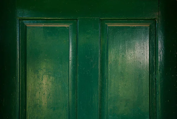 Podrobnosti o starých zelených dřevěných dveřích — Stock fotografie
