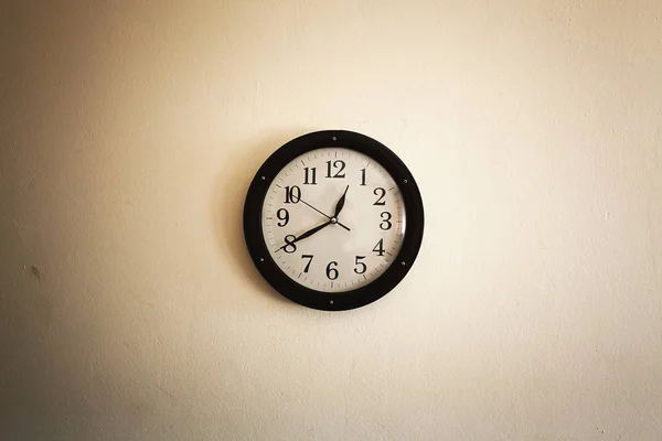 Relógio velho na parede — Fotografia de Stock