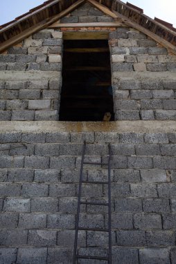 Eski Tuğla Duvar ve Metal Merdivenler 