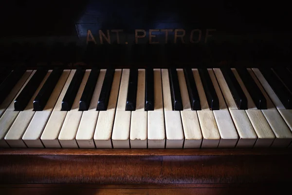 Antiguo Piano Petrof — Foto de Stock