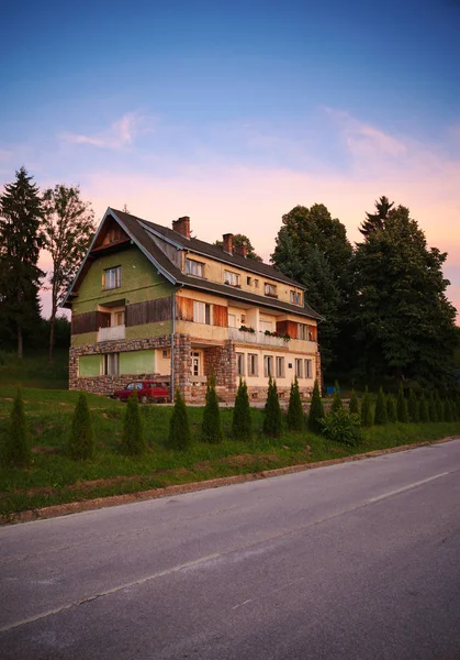 Großes altes Dorfhaus — Stockfoto