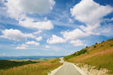 dağ yolu üzerinde