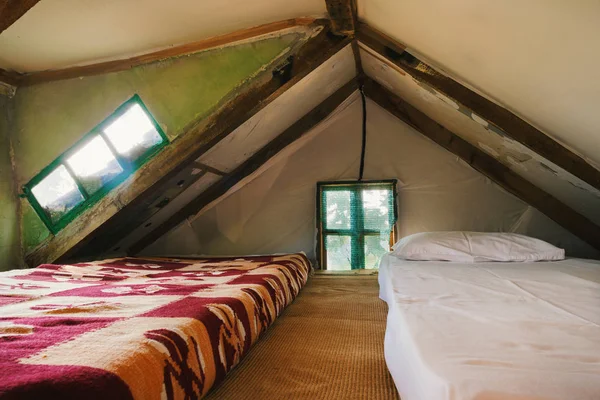 Intérieur d'une vieille maison en bois — Photo