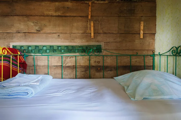 Interior de una antigua casa de madera —  Fotos de Stock