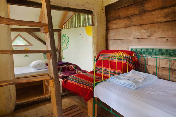 Intérieur d'une vieille maison en bois — Photo